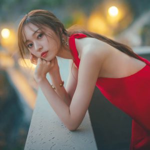 乃木坂46梅澤美波、艶やか！情熱的な赤いドレス姿解禁「私らしい大人っぽさが詰まった1枚」