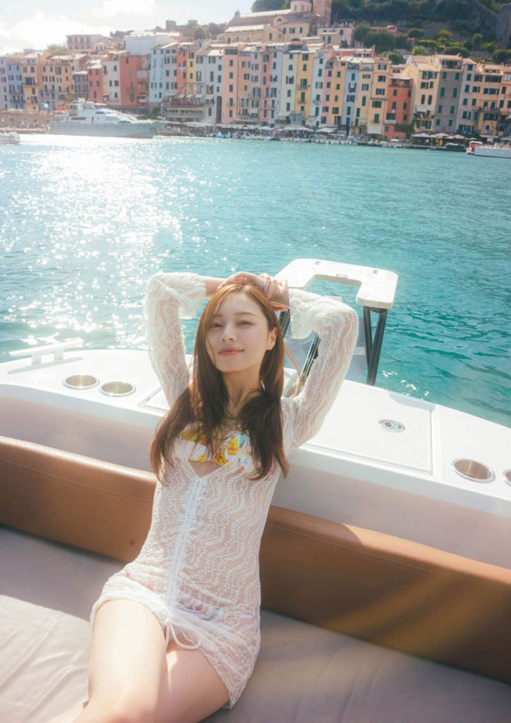 乃木坂46・梅澤美波2nd写真集『透明な覚悟』(光文社)より本人いわく「挑戦的だった」というカラフルな水着にも注目