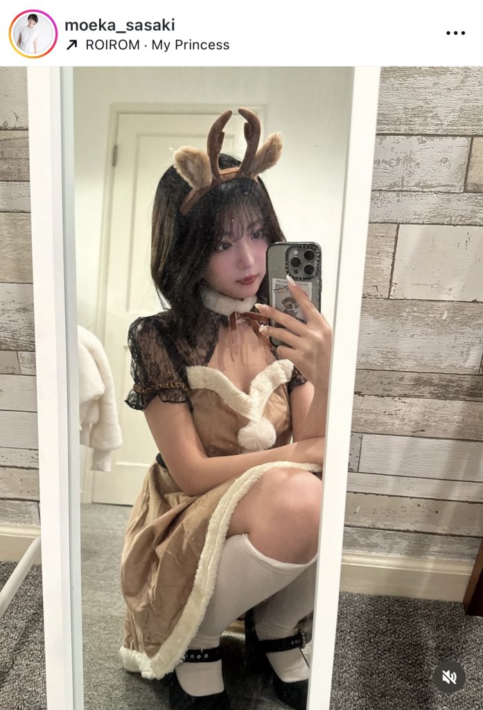グラビアアイドル佐々木萌香がクリスマスに向けたコスプレ姿を披露