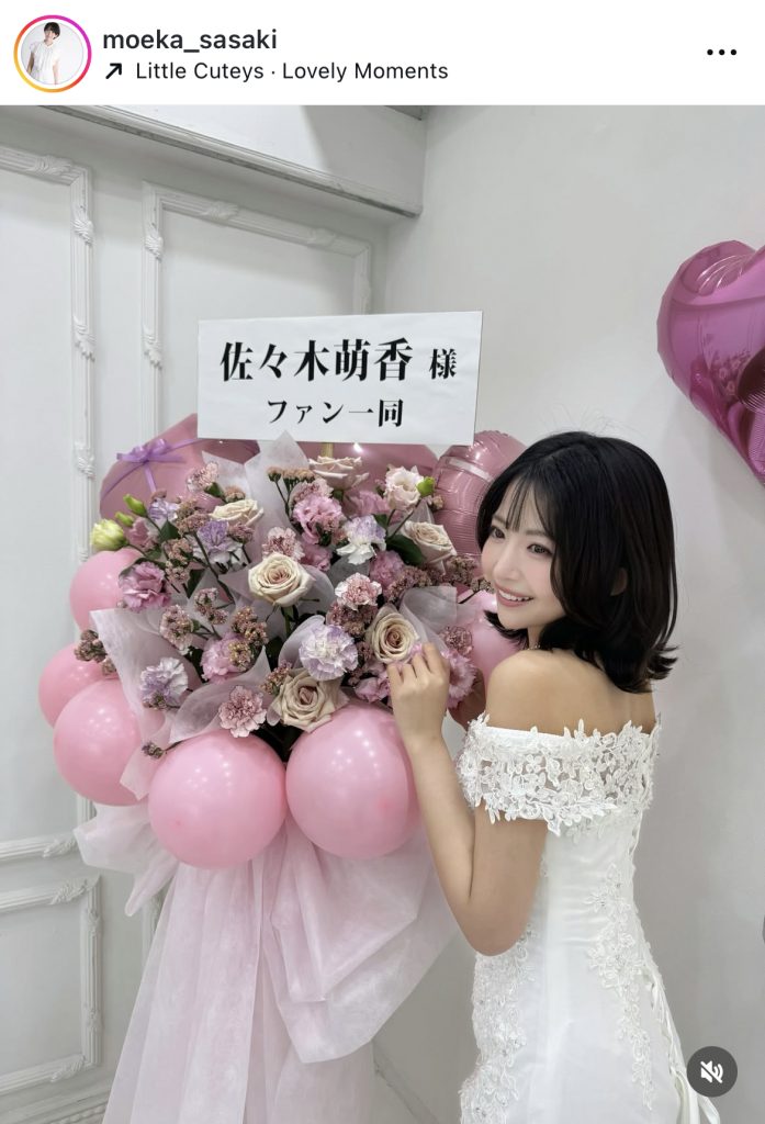 グラビアアイドル佐々木萌香が眩しい肩出し衣装姿を公開した