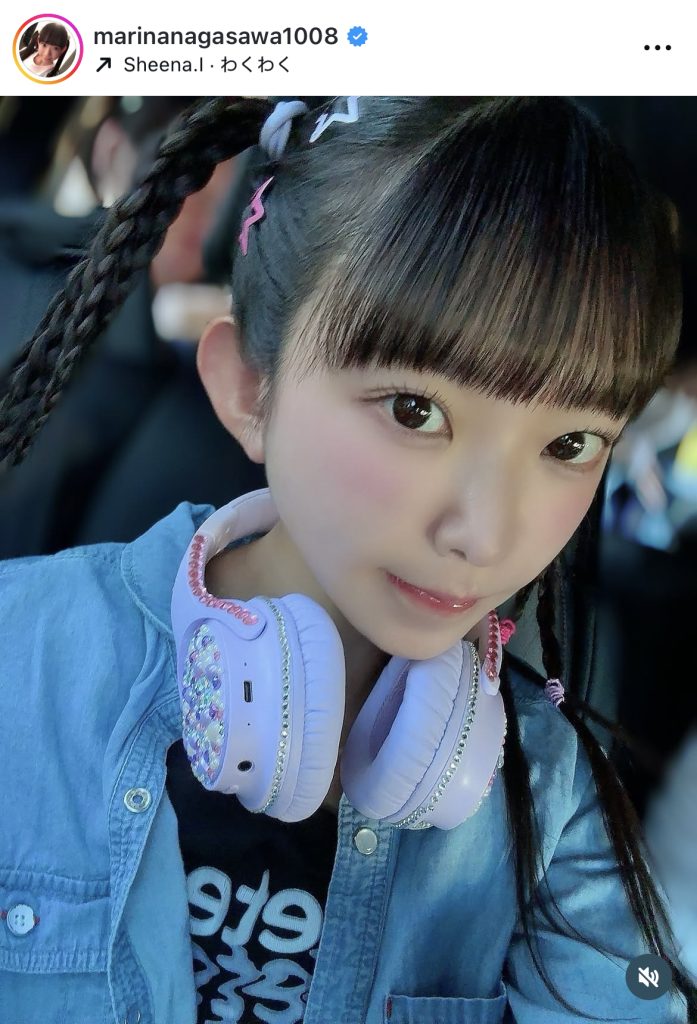 ヘッドホンを首に掛けてアニメキャラのようなカワイさを見せる