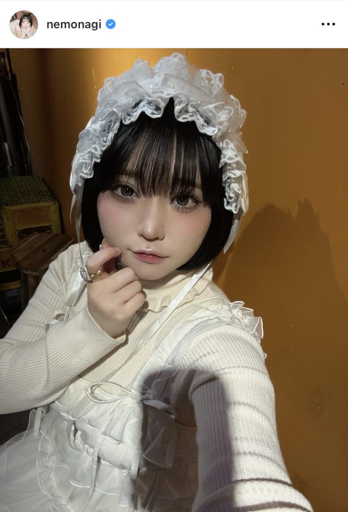 おどけたポーズも見せる