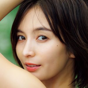 元「CanCam」専属モデル、磨きがかかった美貌と大人の色香で魅せる