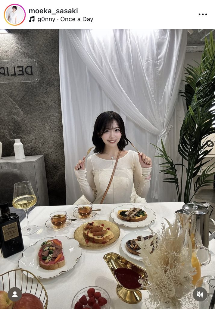 豪華なディナーを前にニッコリ