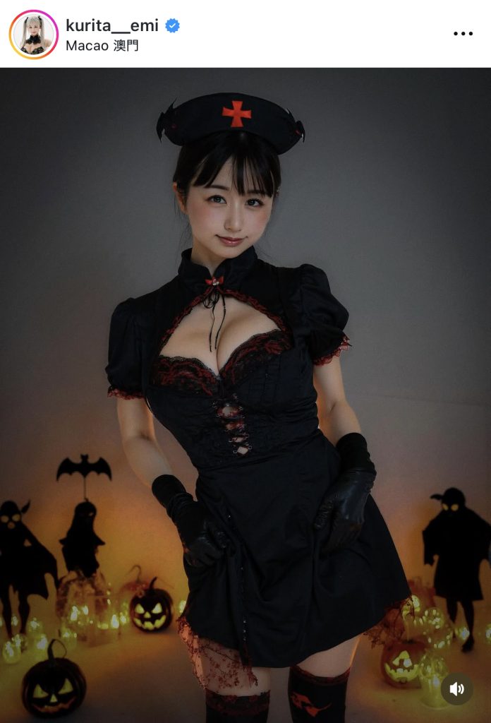 コチラは胸元がザックリ開いた1枚