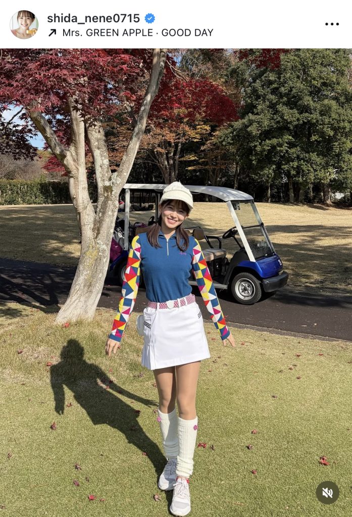 ゴルフウェアで抜群のスタイルを見せる