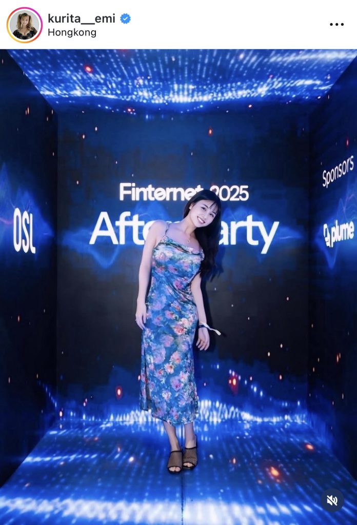 香港で見せた大人っぽいワンピース姿