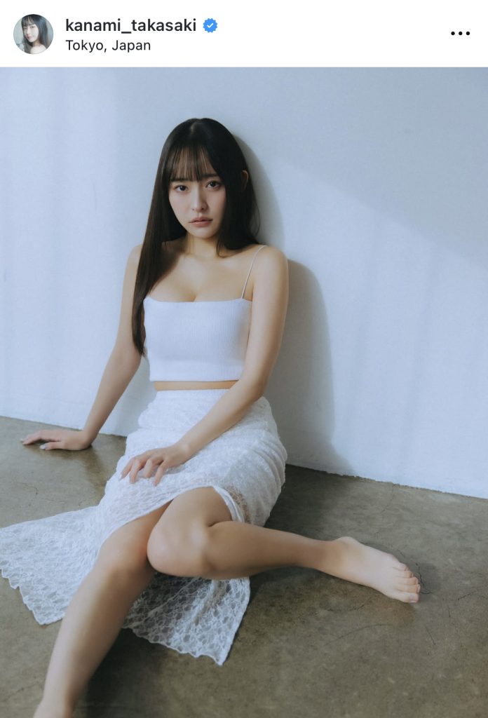 大人っぽい表情で美脚を披露