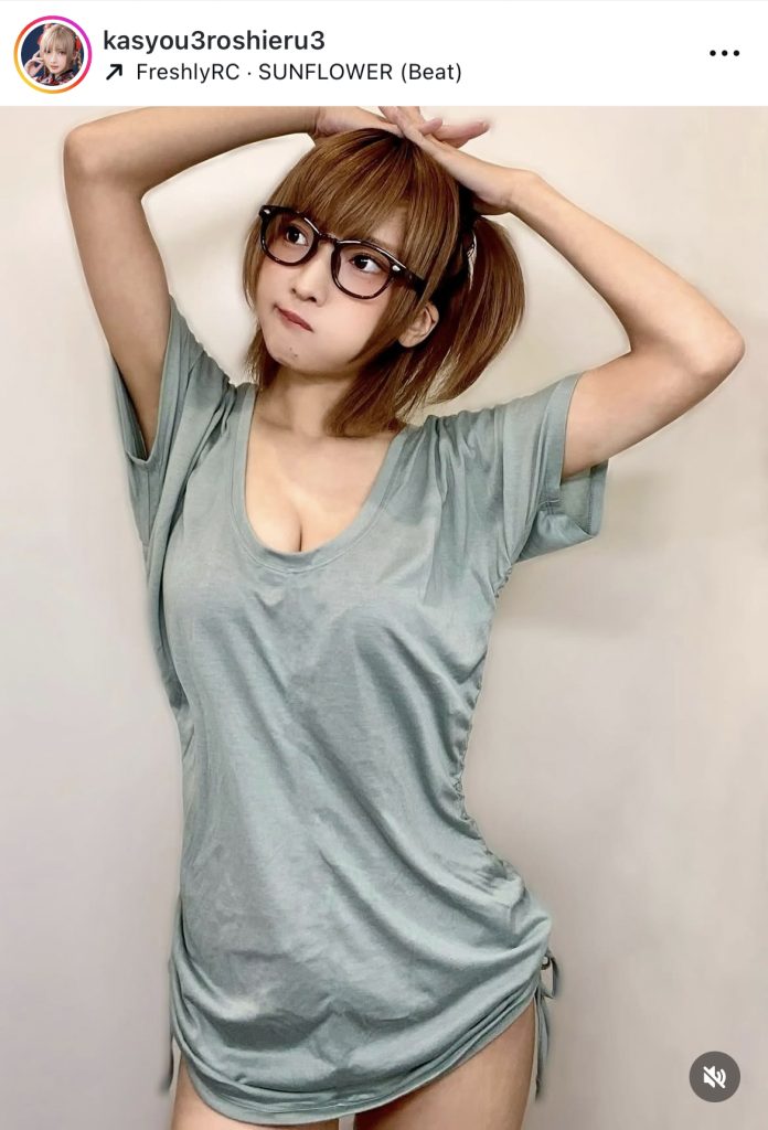 日常感あふれるメガネ＆Tシャツ姿