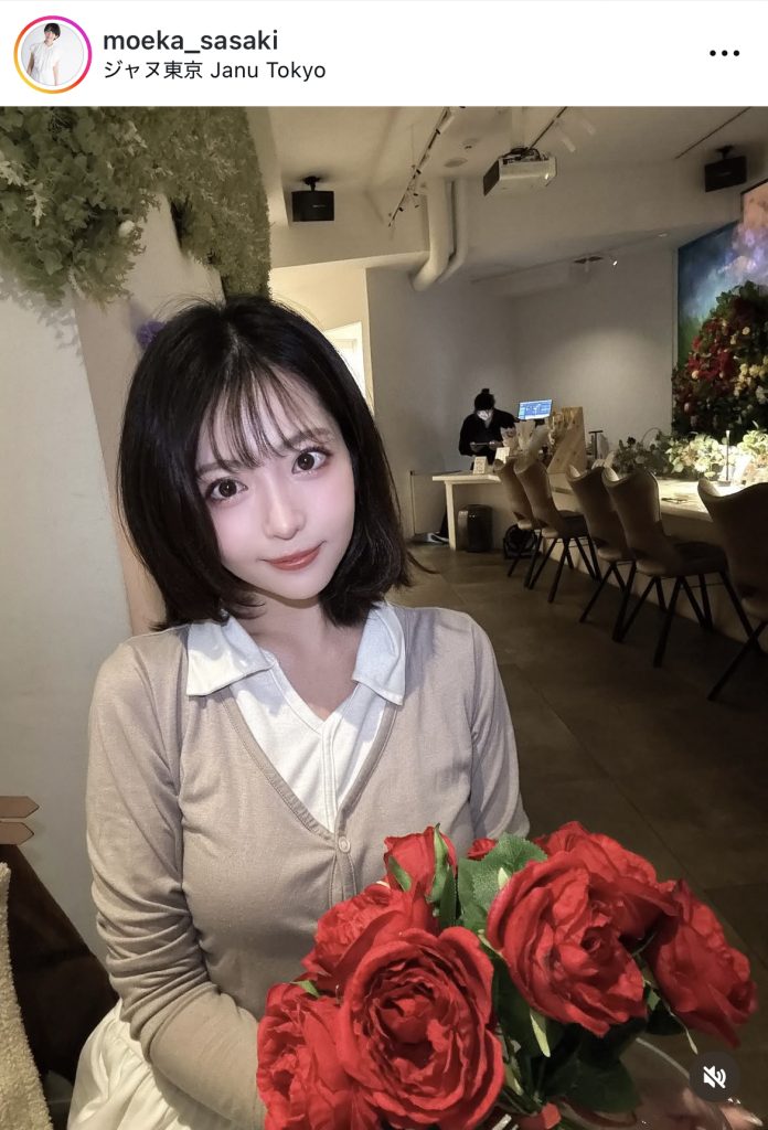 花束を手にうれしそうな表情を見せる