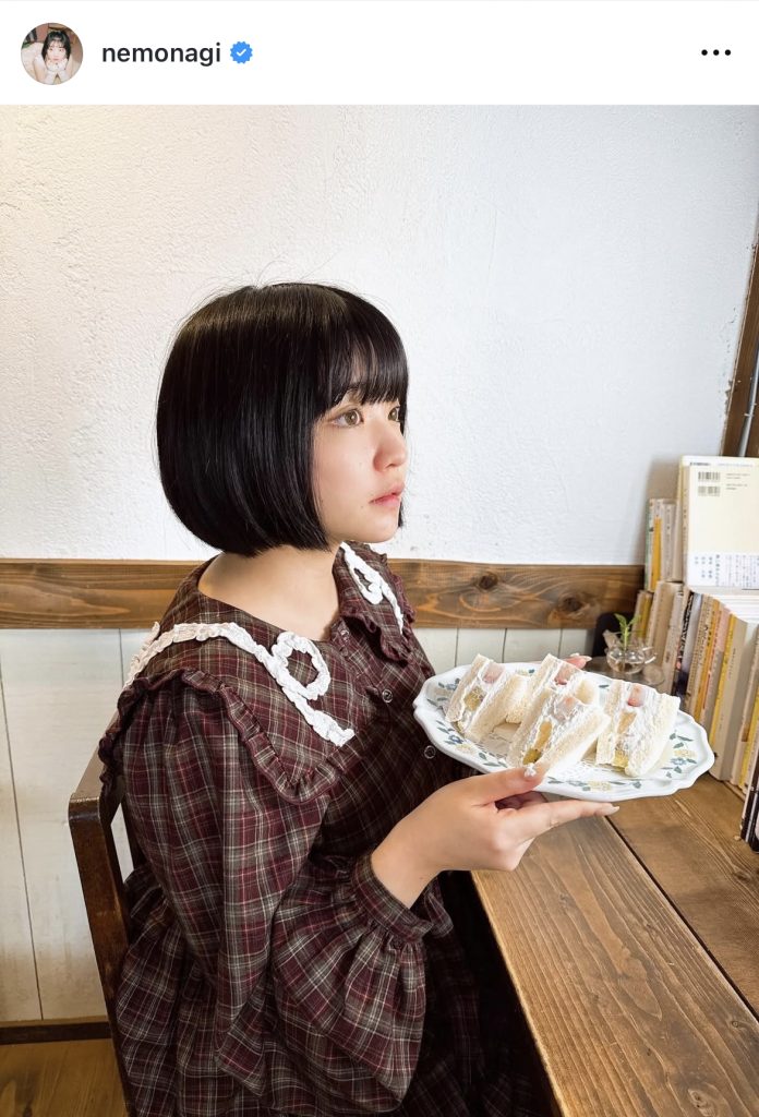 フルーツサンドを片手になぜか真顔の横顔