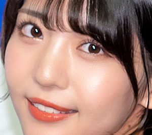グラビアアイドル佐々木萌香、大人っぽいドレス姿とレーシングスーツ姿を披露「格好良い」「とても似合ってる」「目の保養です」