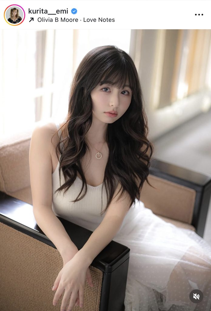 真っ白なドレス姿を披露