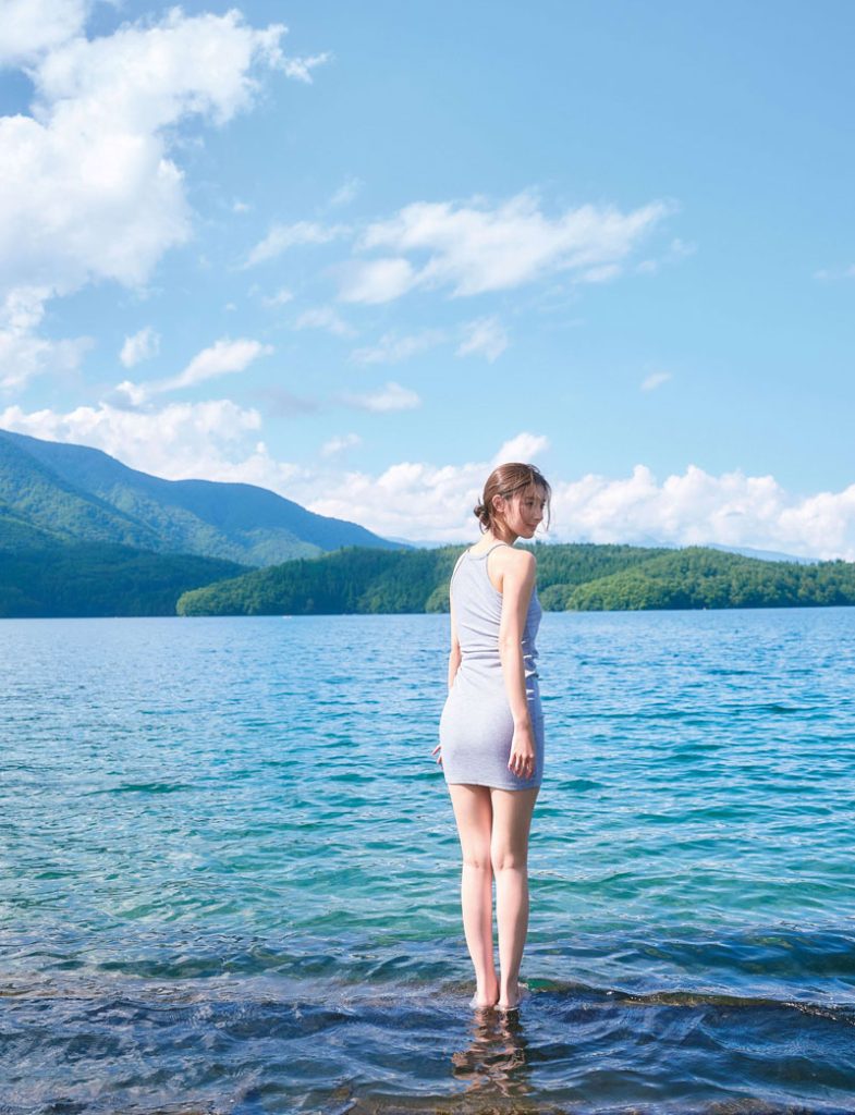 宮本茉由アニバーサリー写真集『ほんとはね、』(小学館)より