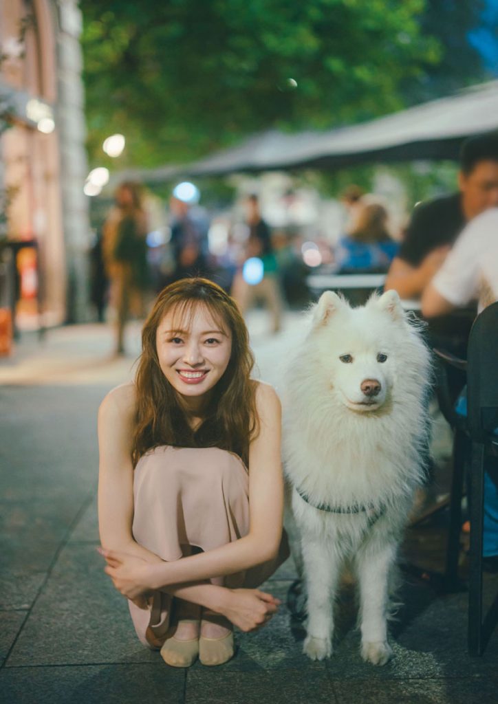 乃木坂46・梅澤美波2nd写真集『透明な覚悟』(光文社)より街で出会ったワンちゃんとほっこりな1枚