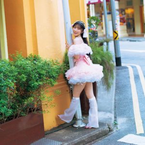 AKB48佐藤綺星1st写真集より『オサレカンパニー』特注衣装の新規カット解禁！茅野しのぶ氏の“帯コメント”も到着