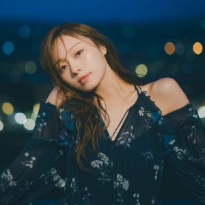 乃木坂46梅澤美波、ワンちゃんとの仲良しショットから美脚際立つドレス姿まで…2nd写真集『透明な覚悟』裏表紙カット解禁