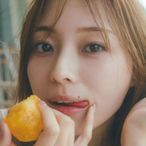 乃木坂46梅澤美波、ほぼすっぴん寝起きの舌ペロショット解禁…2nd写真集『透明な覚悟』より新カット到着