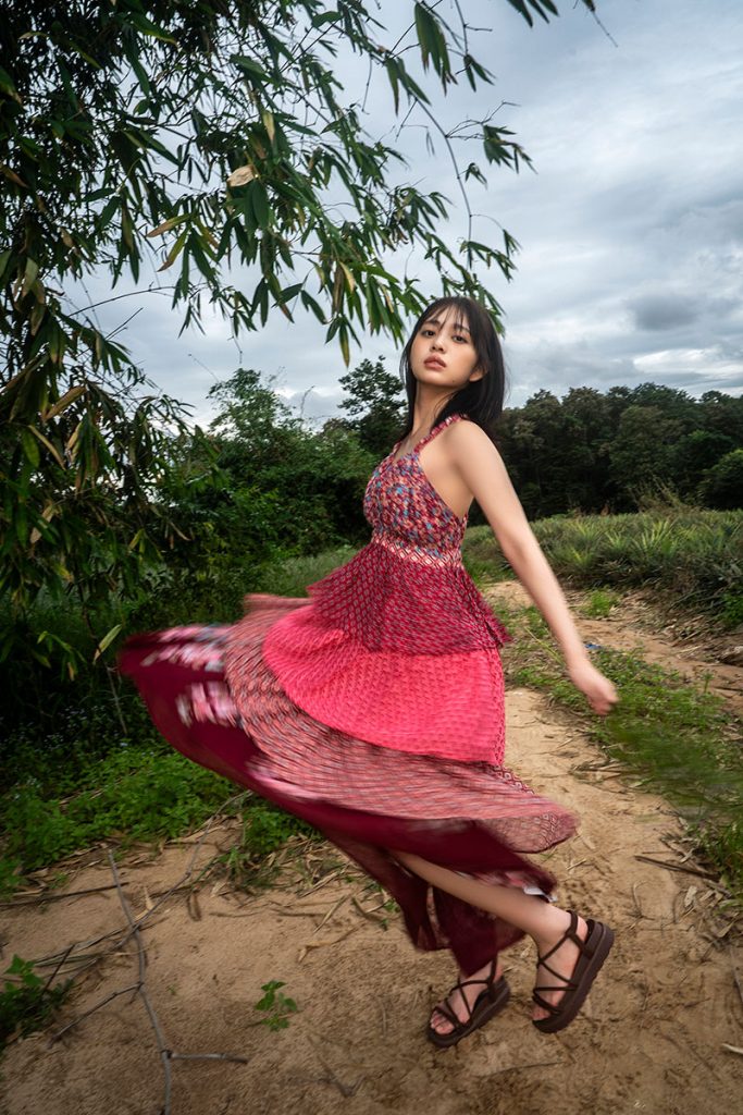 『蓬莱舞2nd写真集』より、パタヤ郊外の山道ではワンピースで躍動感あふれる姿も
