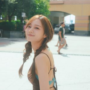 乃木坂46梅澤美波、水着×ワンピの組み合わせ…街を散歩する新カット公開