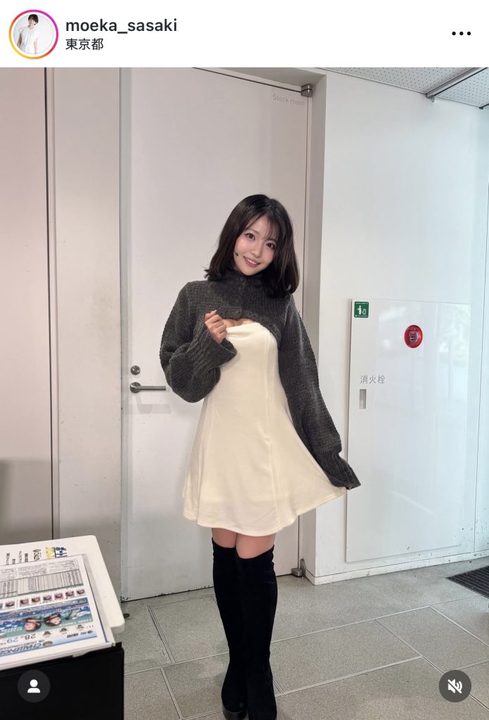 ミニスカワンピとニーハイブーツがキュートな1枚