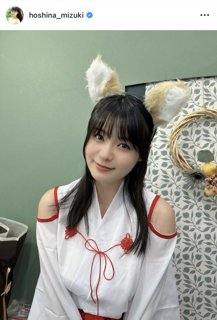 巫女×狐耳のコスプレ姿が似合っていてキュート