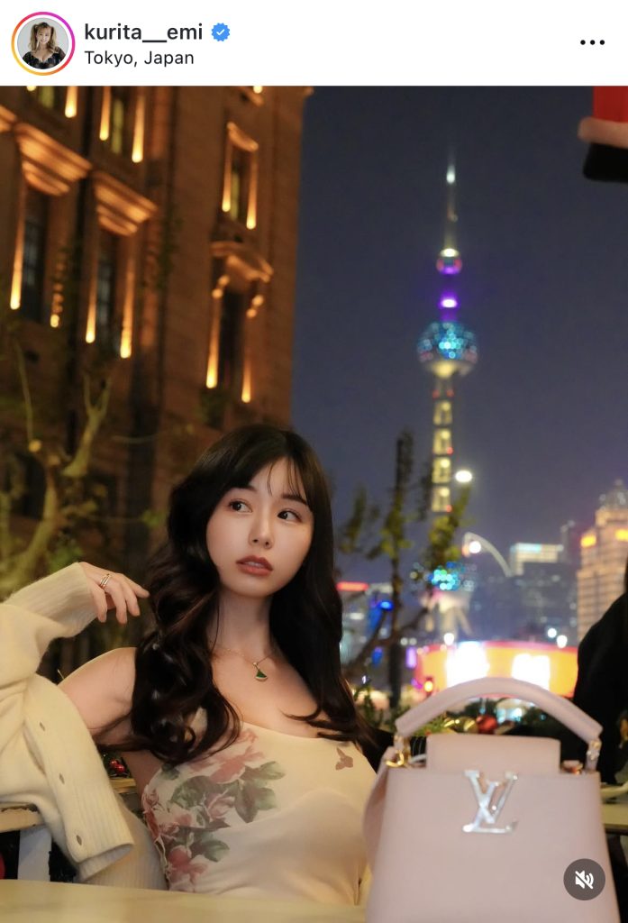 夜の街を色っぽいドレス姿で歩く