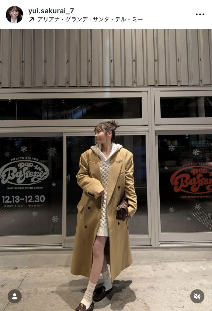 冬の装いで美しいおみ足をチラッ