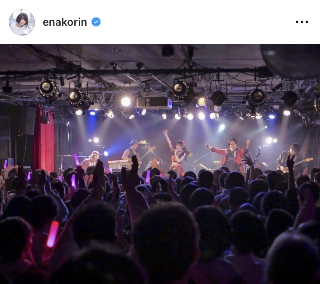 ニッコニコでパフォーマンスを展開する