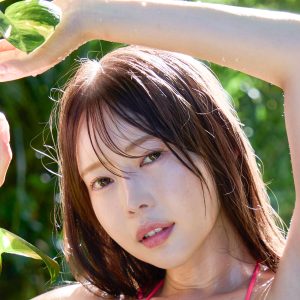 ピンクの三角ビキニが映える…白川愛梨、これまでにない大人っぽいしぐさで視聴者を誘惑