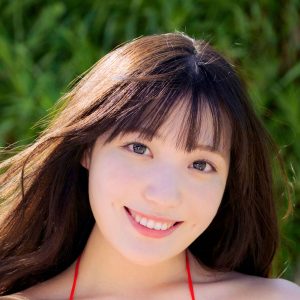 人気アイドルグループのメンバー、真っ赤な三角ビキニからブラックランジェリーまで…自慢のプロポーションが躍動