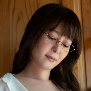 “令和のスイカップアナウンサー”、大反響のグラビアショット…底知れぬ魅力をデジタル写真集で