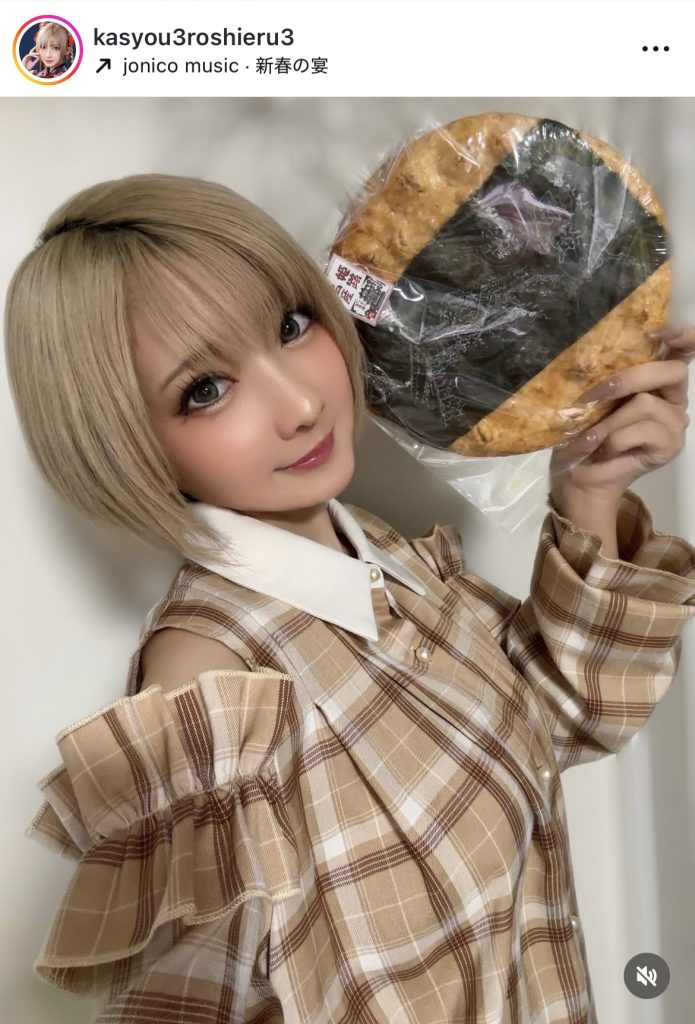 姫路のお土産にうれしそうな火将ロシエル