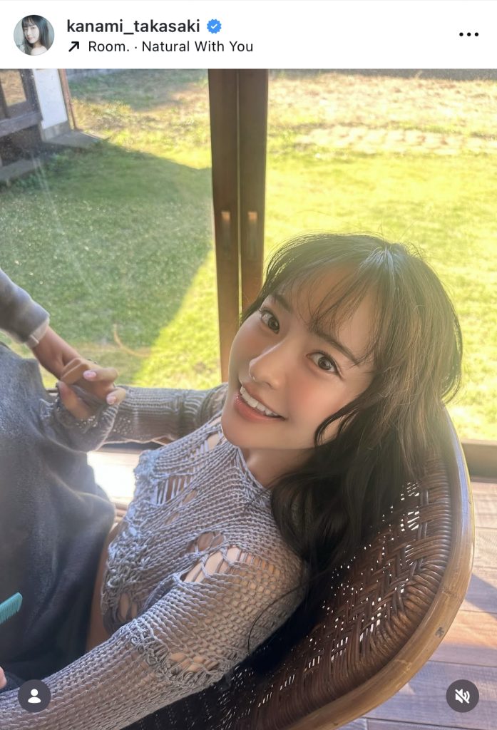 スケスケの衣装でニッコリ