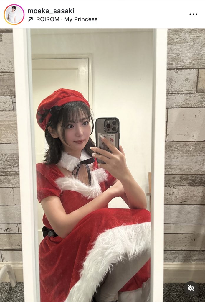 こちらもかわいらしいサンタクロースの衣装姿