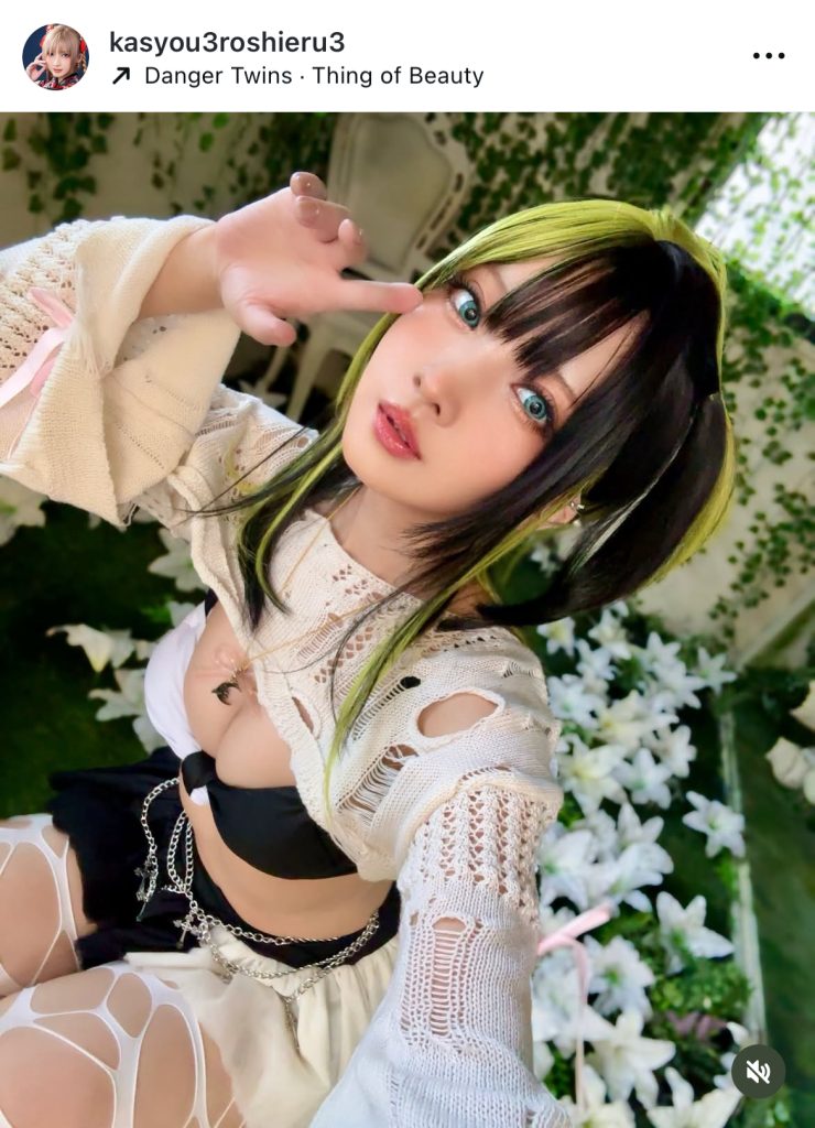 胸元に目が行ってしまう1枚