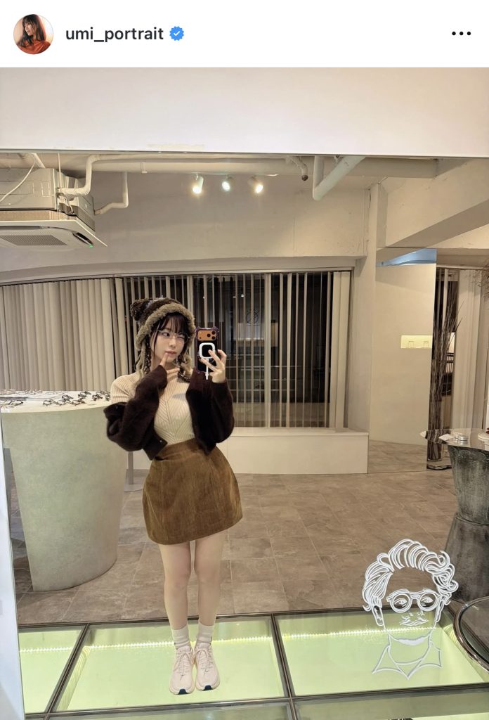 ミニスカで美脚を披露