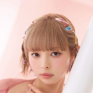 最上もが、カラフル＆モノクロームなグラビアショット