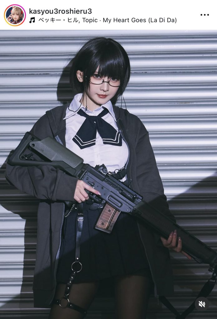 制服姿にライフルという素晴らしい1枚