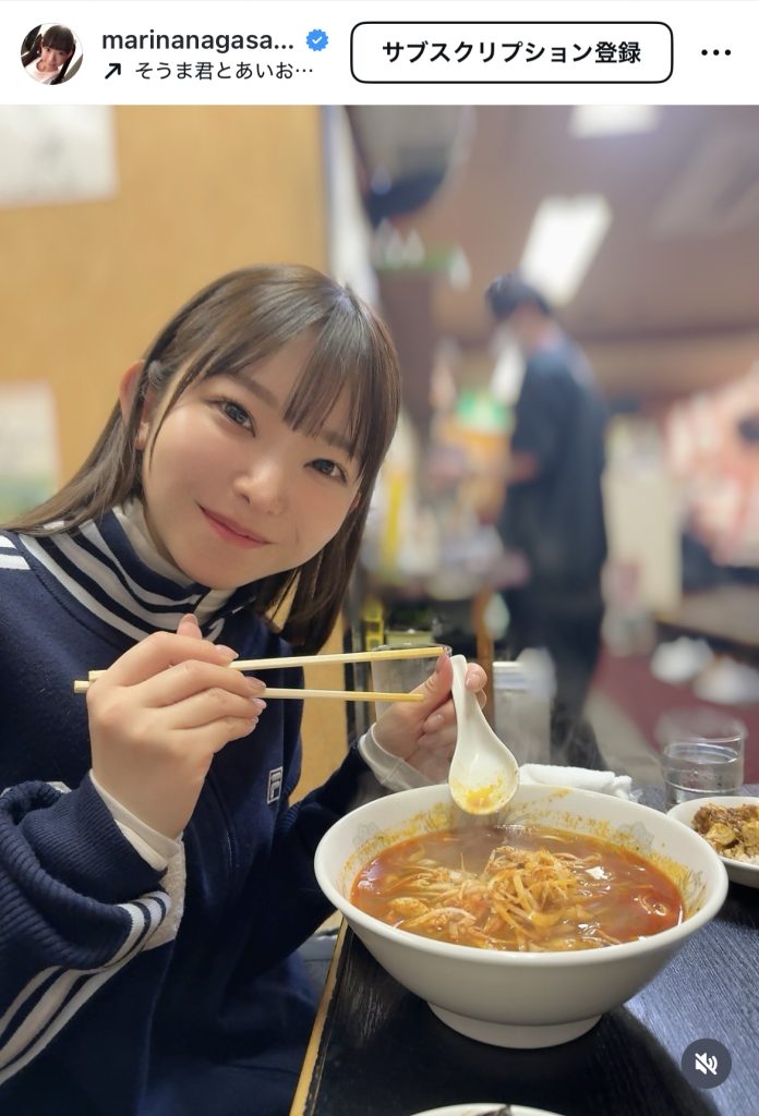 目の前にラーメンが置かれてニッコリ