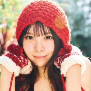 アイドルグループの人気メンバーが初水着グラビア…マシュマロボディーを披露