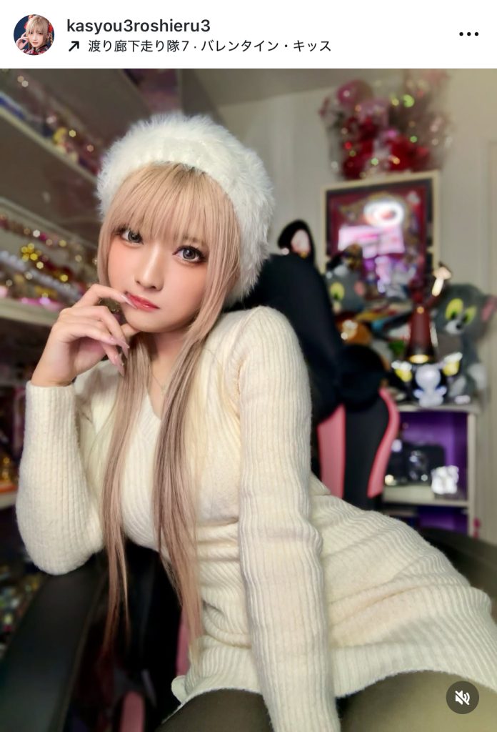 ミニスカワンピ姿で抜群のスタイルを披露