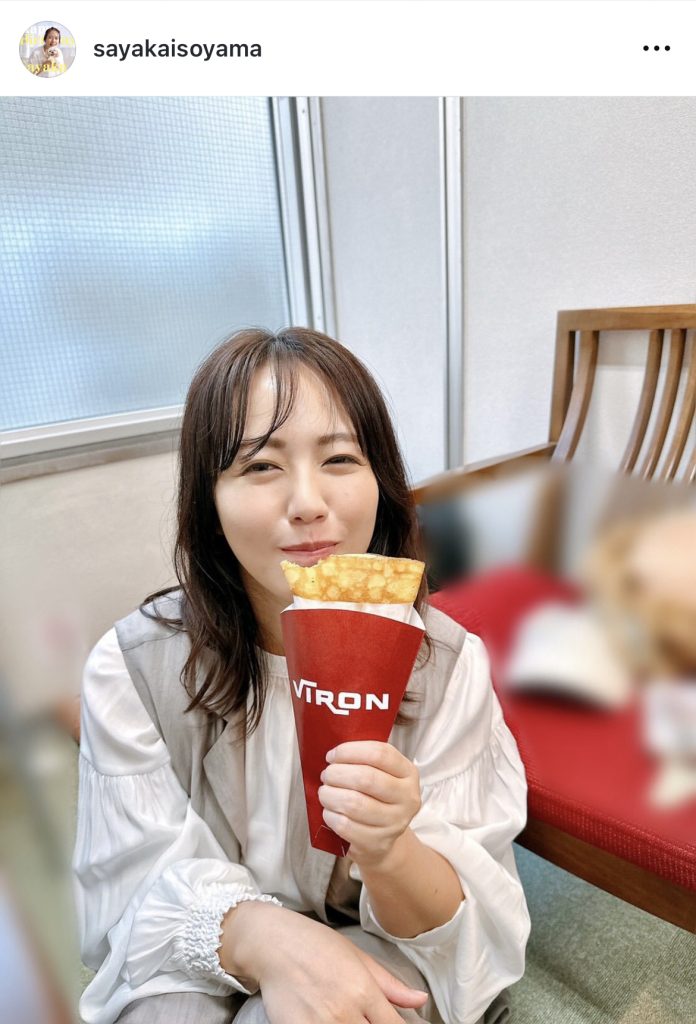 クレープを食べてニッコリ