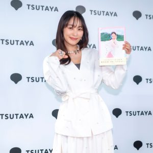 菅井友香「今までない表情になっている」お気に入りは風になびいた髪も印象的な水着ショット