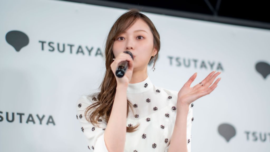 2nd写真集『透明な覚悟』発売記念取材会に出席した乃木坂46・梅澤美波