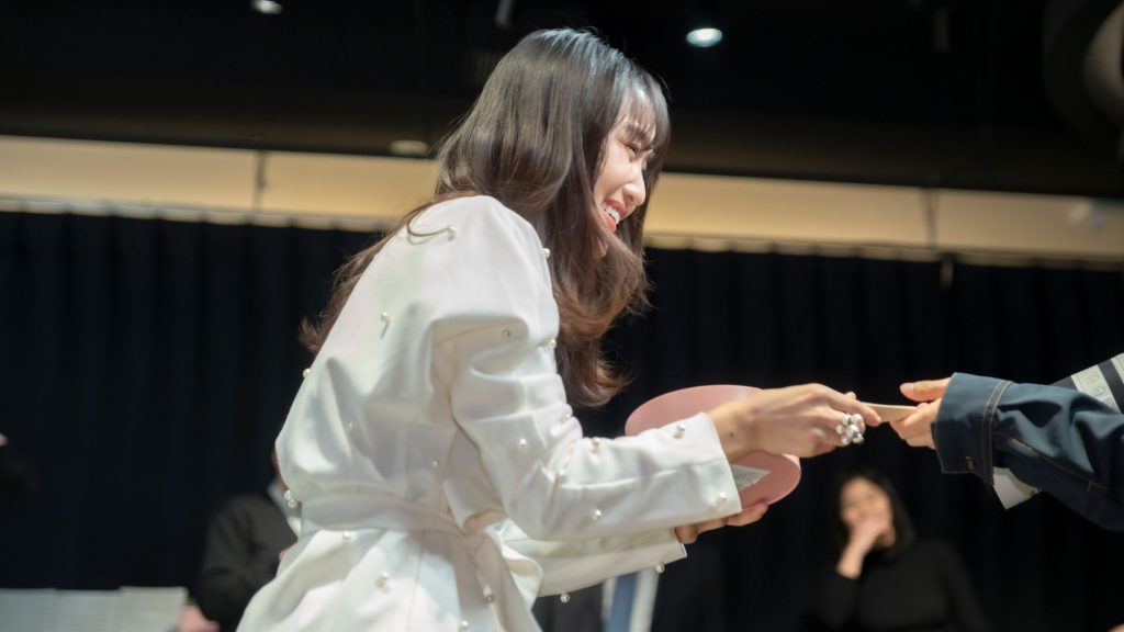 写真集『たびすがい』発売記念取材会に出席した菅井友香が報道陣にチョコのサプライズプレゼント