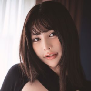 「ミスアクション2025」グランプリの美女、羽根責めで導くグラビア新境地