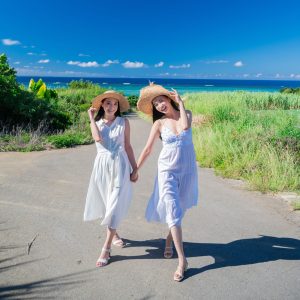 グラビア姉妹、禁断の初共演…沖縄の離島で艶めく“カリスマ”がついに解禁