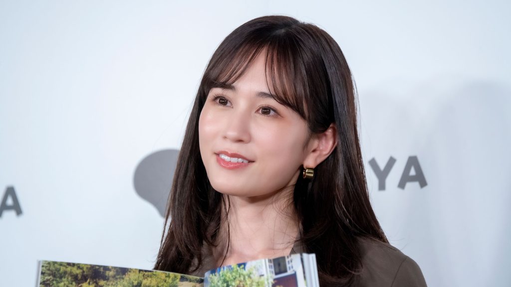 前田敦子が写真集『Beste(ベステ)』発売記念取材会に出席