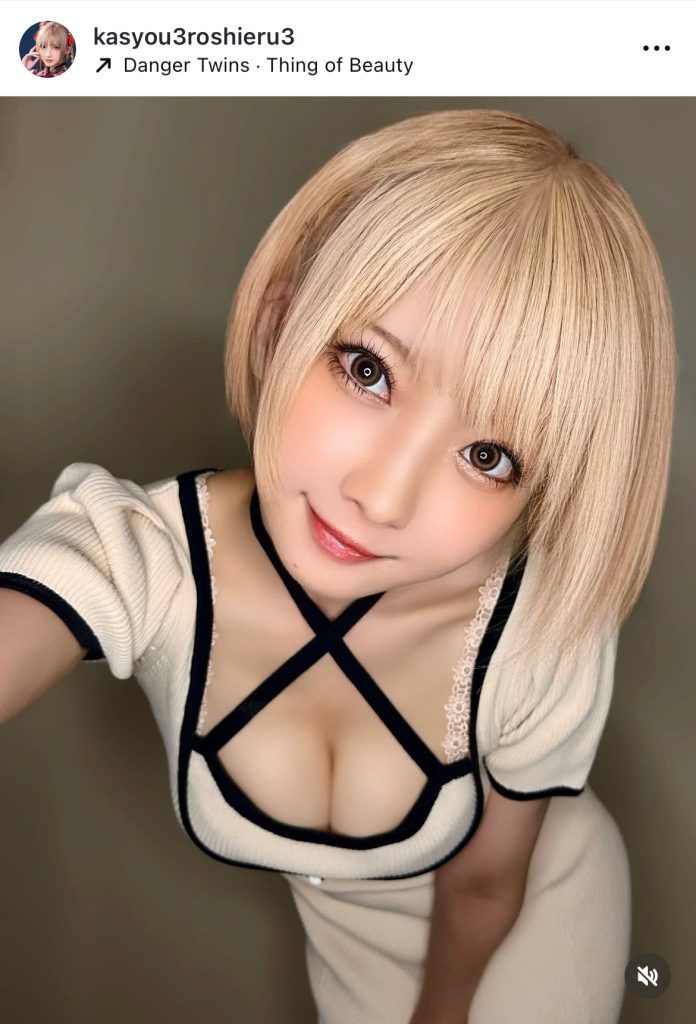 胸元に目が行ってしまう1枚